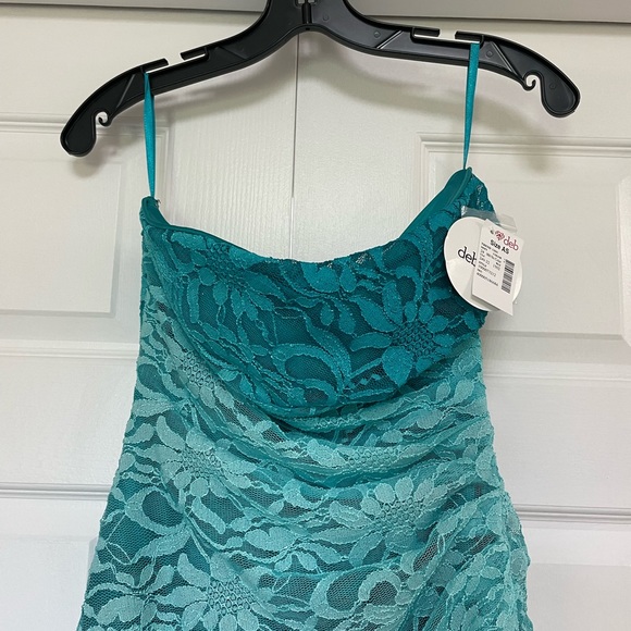 Long homecoming or prom dress. Never woren. Size 1/2 - Picture 5 of 5